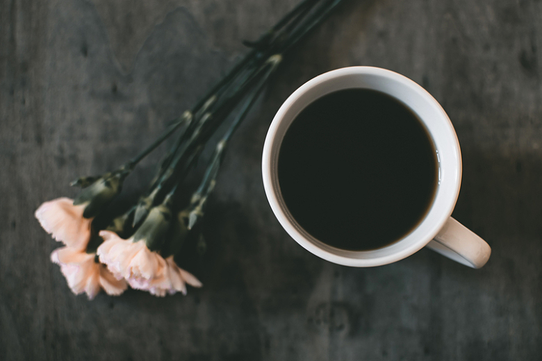黑咖啡鲜花杯子摄影