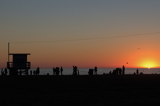 海滩夕阳晚霞大海人影