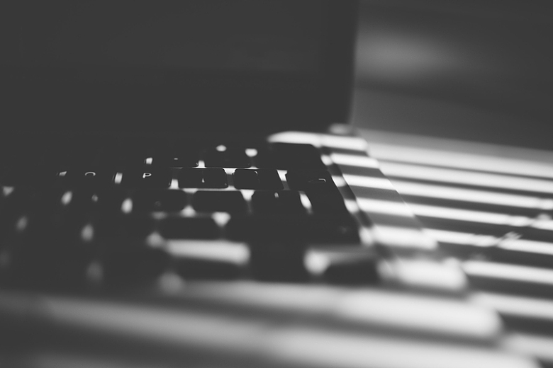 黑白白色笔记本电脑键盘