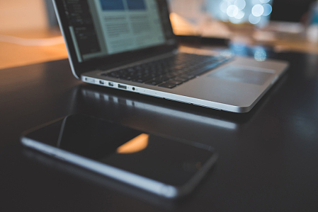 笔记本电脑黑色桌面手机