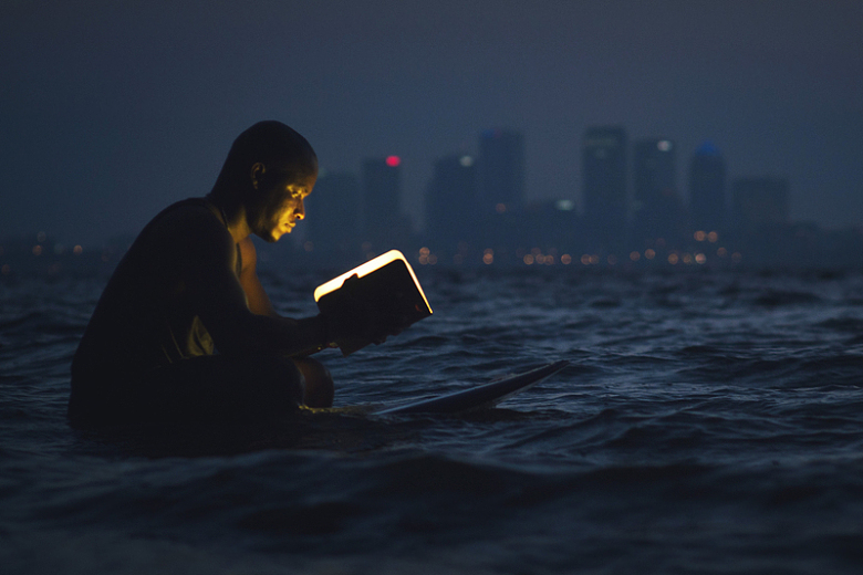 男子阅读水面海面城市