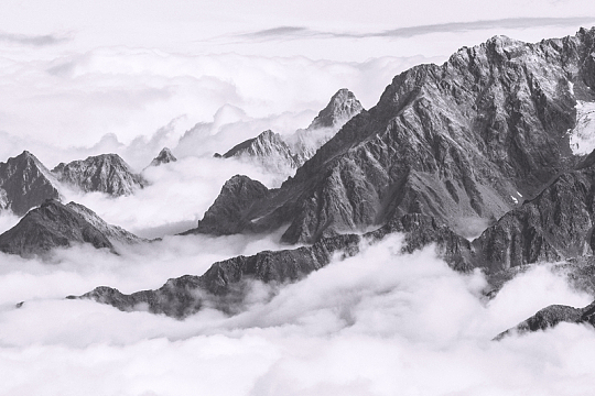 云雾山脉高山黑白