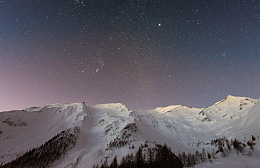 日落雪山积雪夜空星星