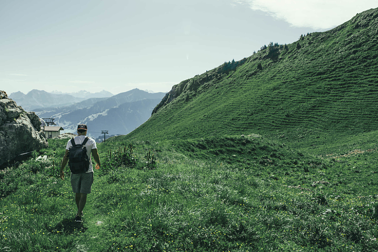 徒步游览瑞士阿尔卑斯山青山