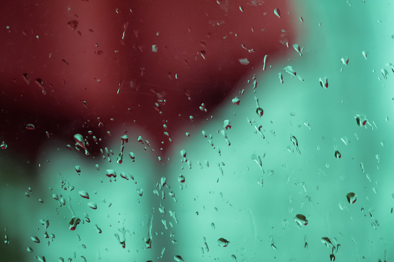 雨滴雨水窗户玻璃