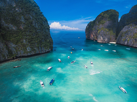 水中船只峡谷高山大海