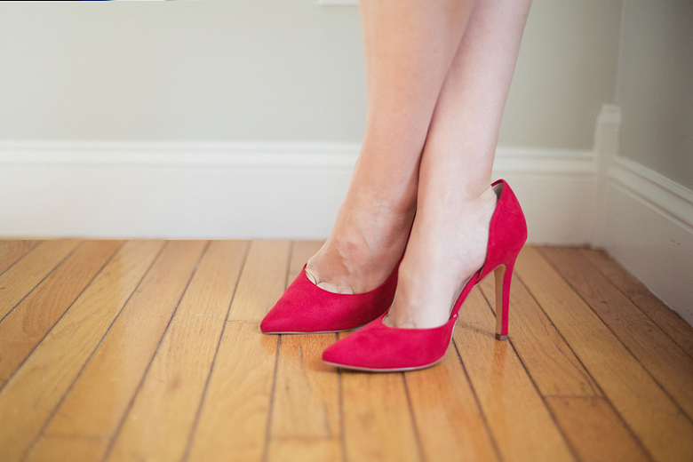 女式红色高跟鞋地板