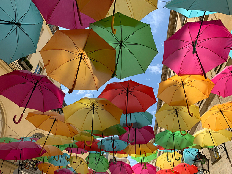 彩色雨伞装饰鲜艳