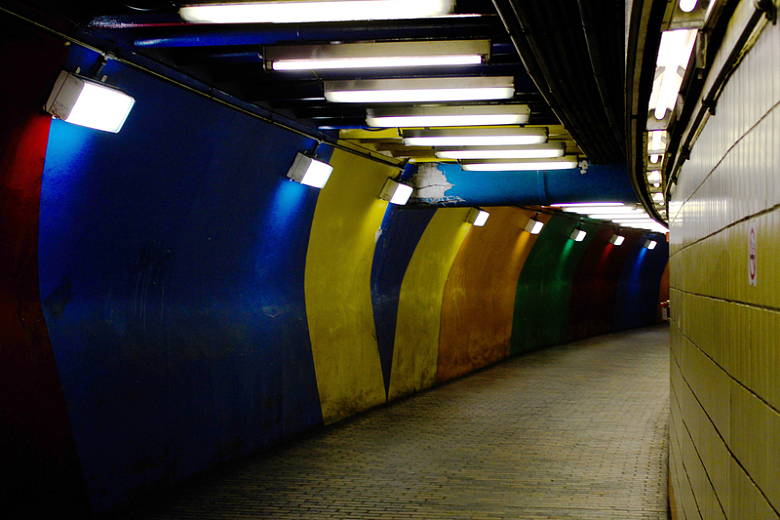 地铁隧道灯光墙壁