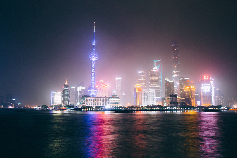 上海水面城市夜景