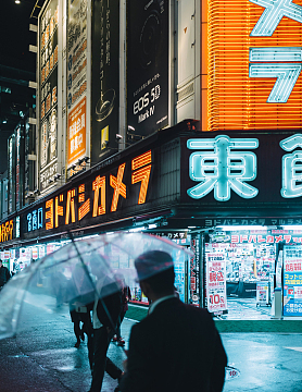 东京霓虹灯招牌行人