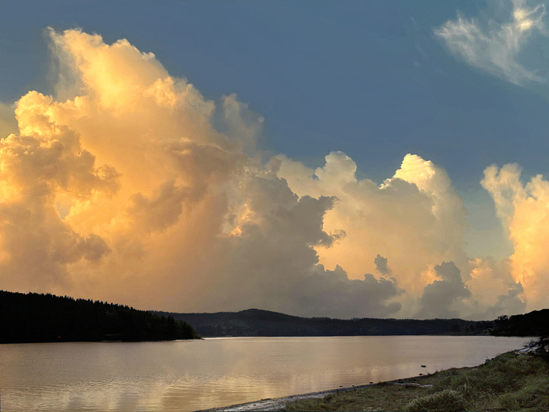 金色云朵景观湖泊