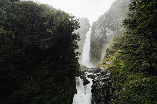 高山瀑布悬崖流动