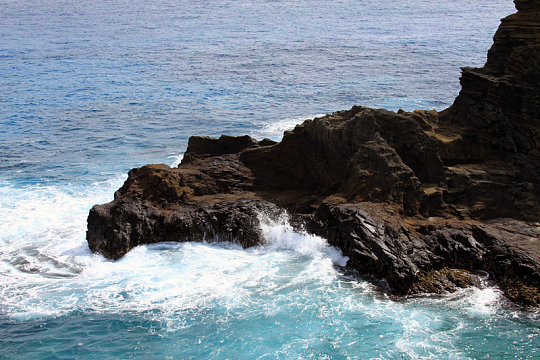 波浪冲击岩石大海