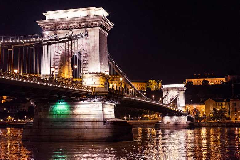 建筑桥城市河面夜景