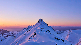 雪峰日出积雪景观