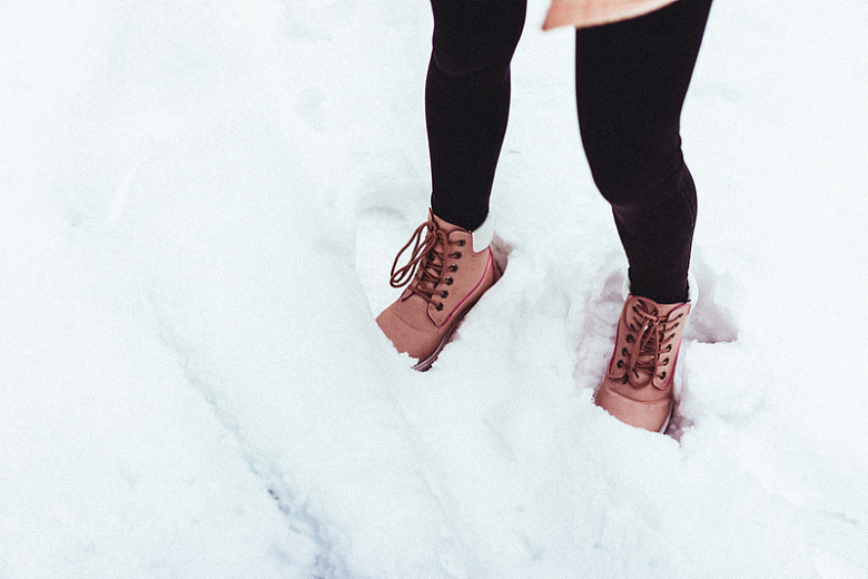 雪地冬鞋年轻女人