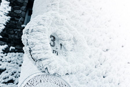 冬季冰冻路标积雪