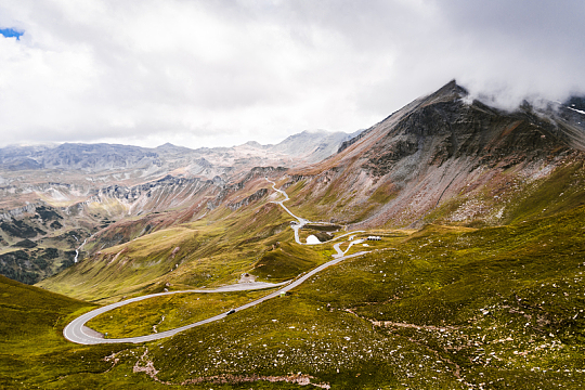 公路高山自然景观云雾