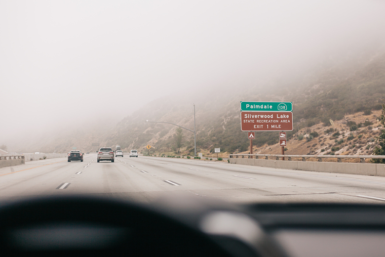 高速公路雾天汽车交通