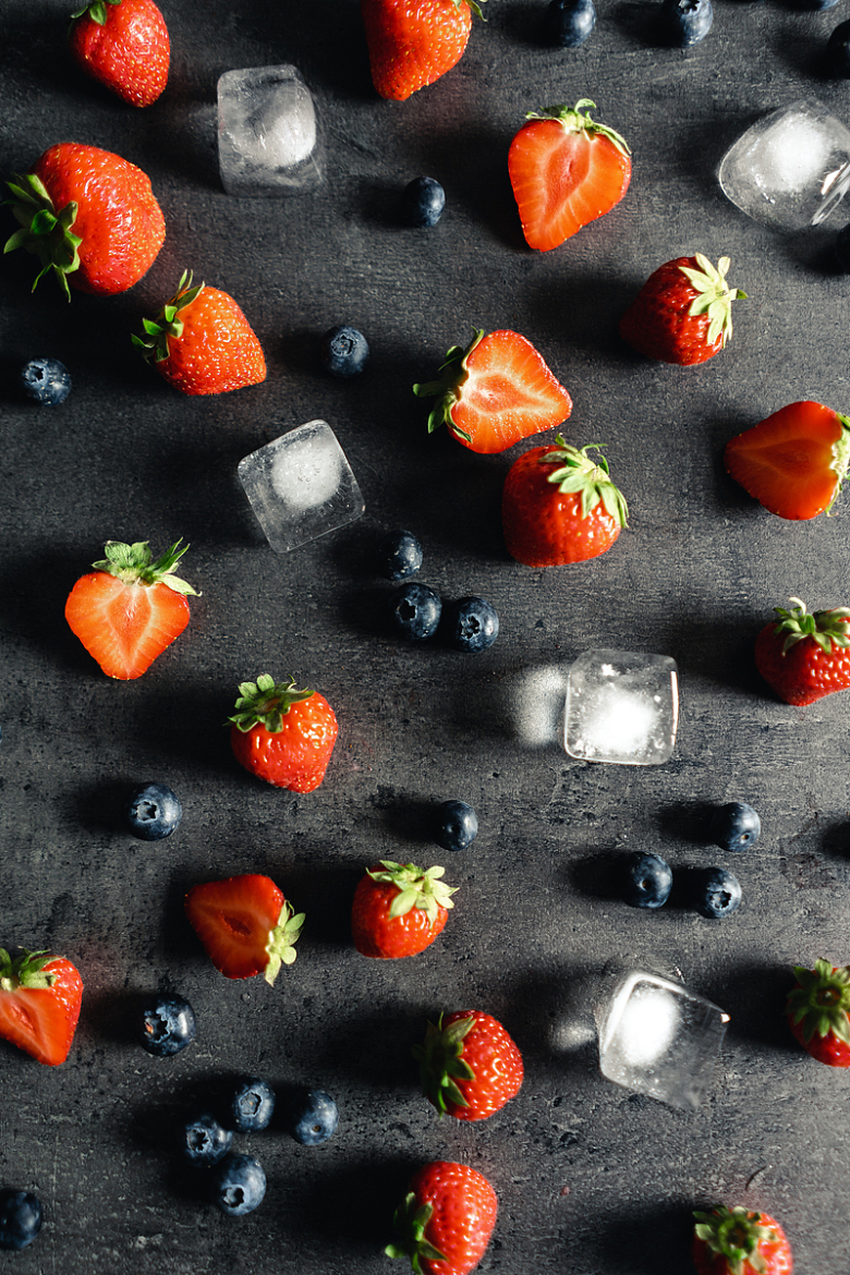 草莓蓝莓冰块水果