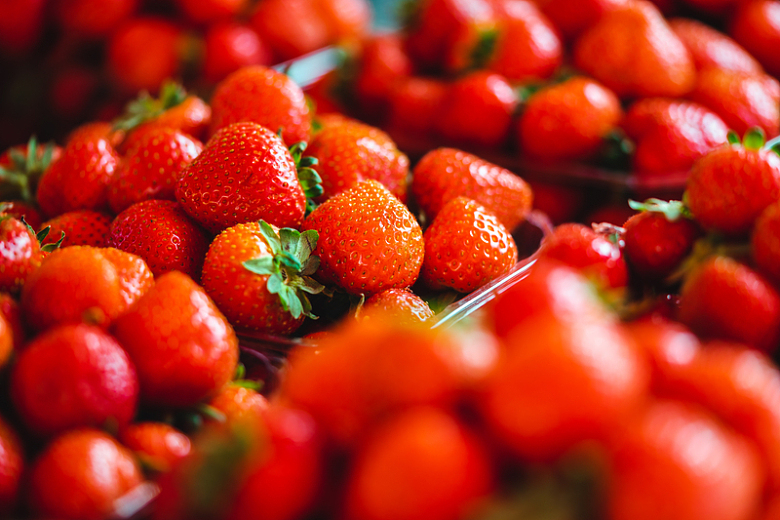 草莓水果农贸市场摄影