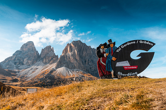 草地高山蓝天石山景观