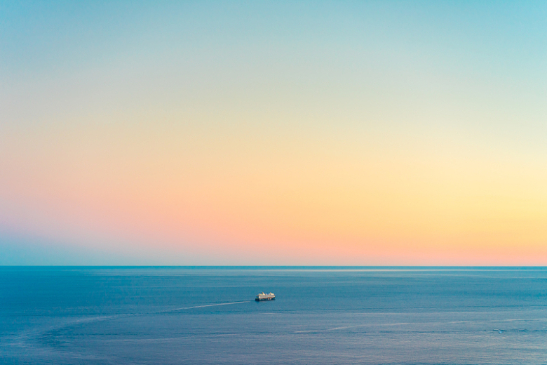 海上游轮海面夕阳