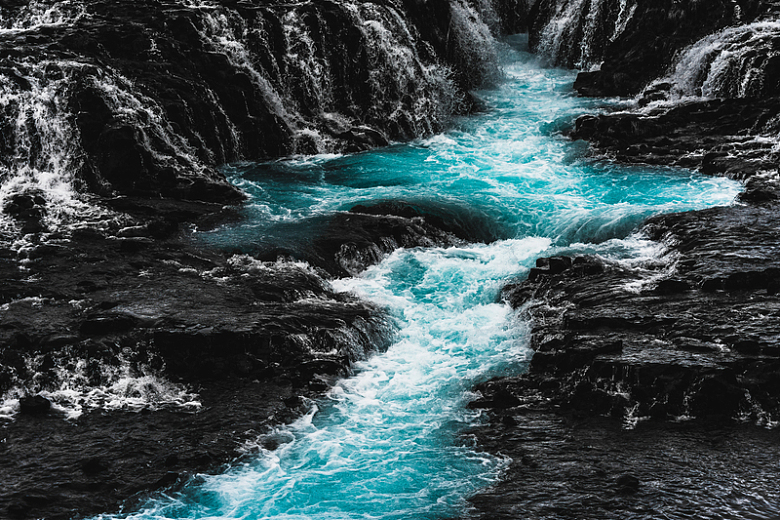 冰岛蓝色瀑布石头