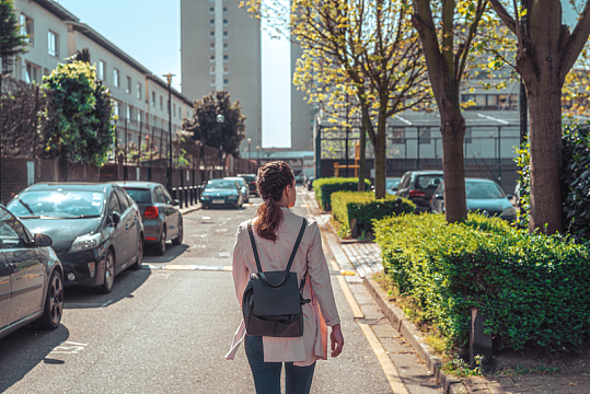 年轻旅行女人街道