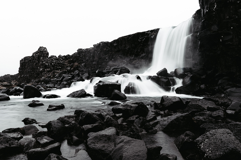 冰岛瀑布黑色岩石