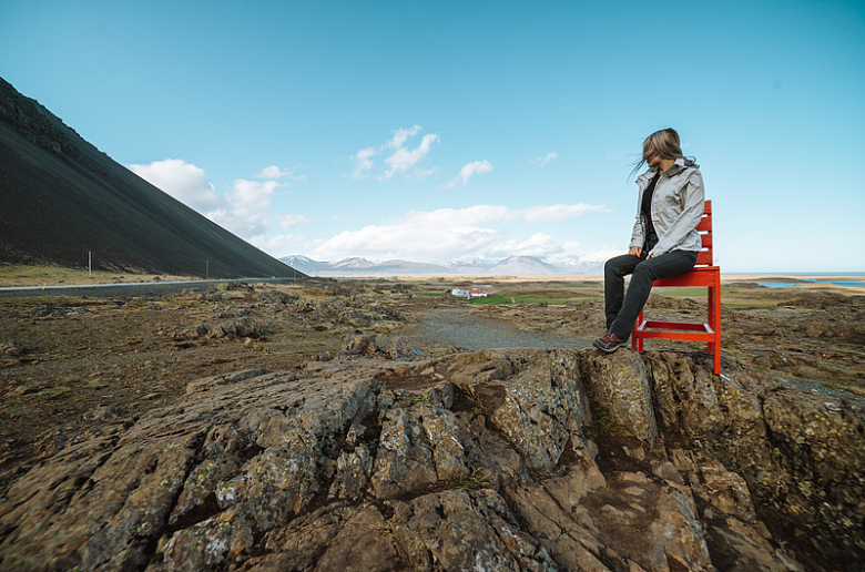 冰岛红色椅子女人石头