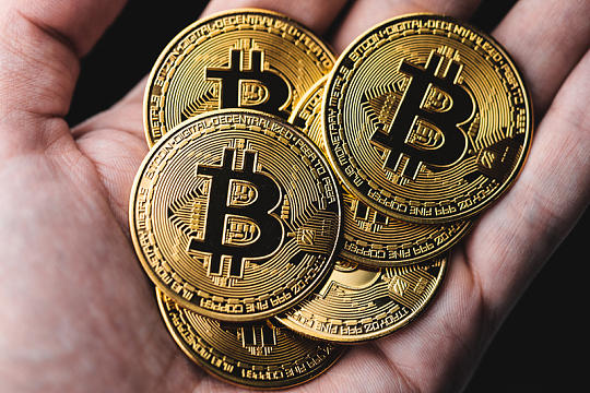金色比特币特写摄影