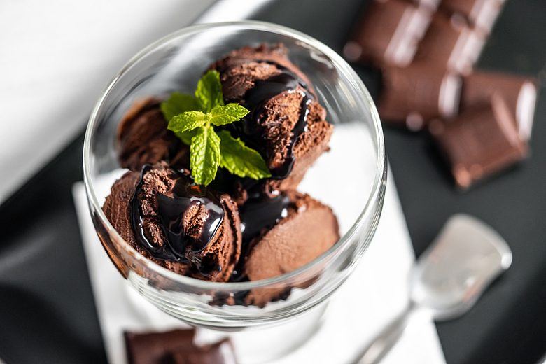 巧克力冰淇淋勺子玻璃杯