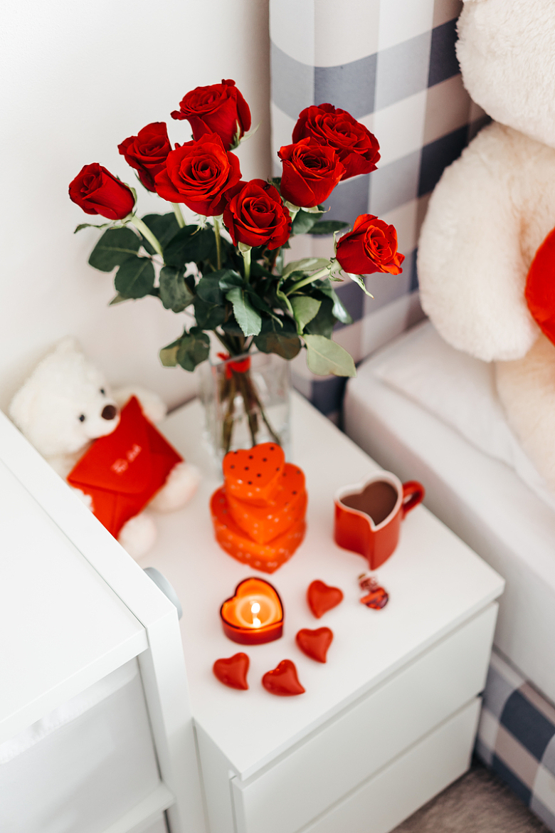 床边桌子红玫瑰浪漫礼物