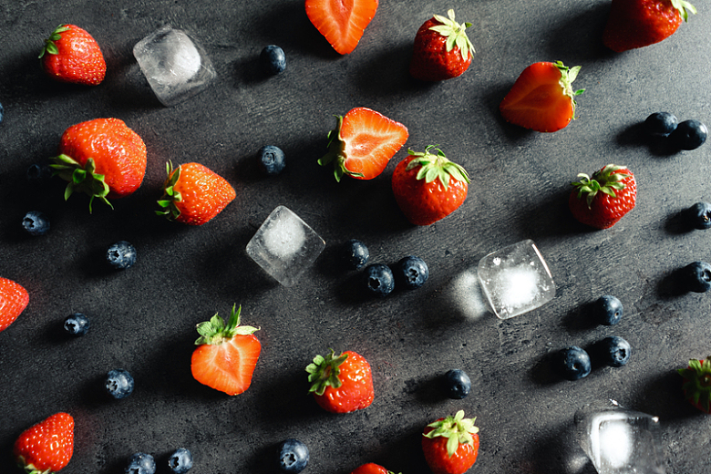 草莓蓝莓冰块水果