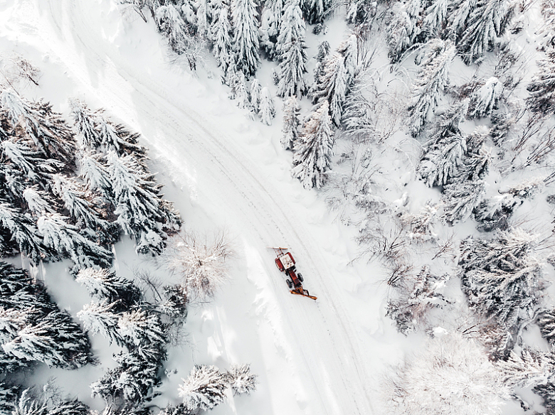 无人机拍摄雪地道路积雪