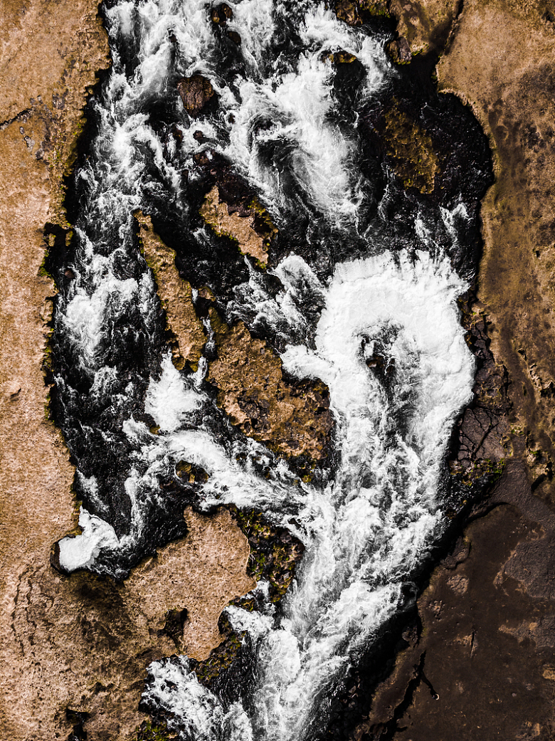 冰岛河面岩石水流