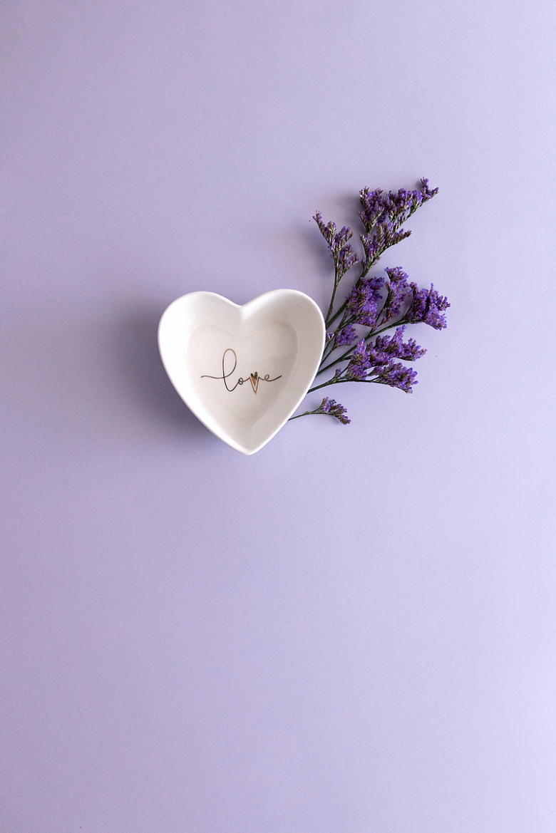 心形碗紫色背景花朵