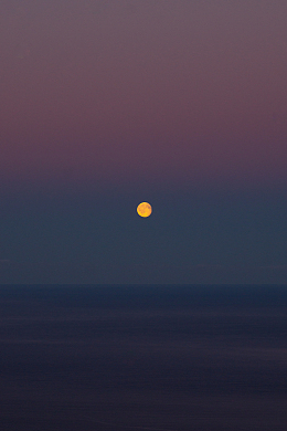 海上月亮五彩缤纷黎明天空