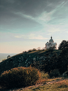 山顶建筑树木景观