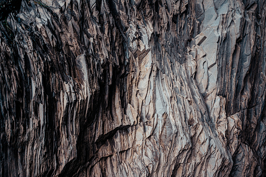 分层深色岩石纹理