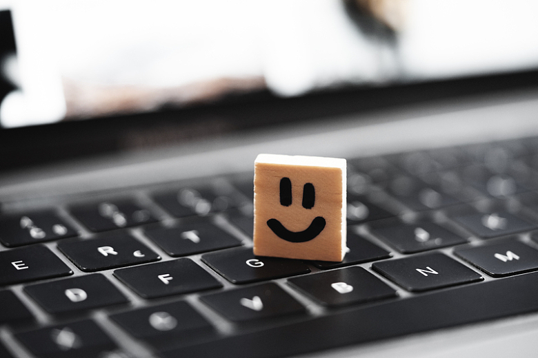 笔记本电脑键盘快乐微笑