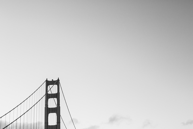 旧金山大桥灰度照片