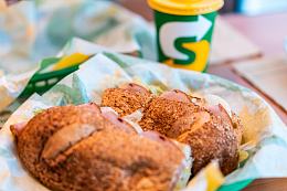 地铁餐厅用餐面包