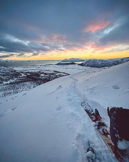 越野滑雪步行积雪天空夕阳