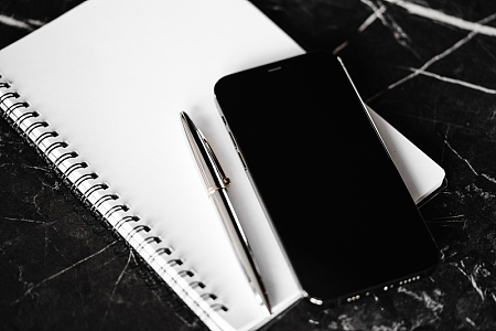 黑色大理石桌上手机