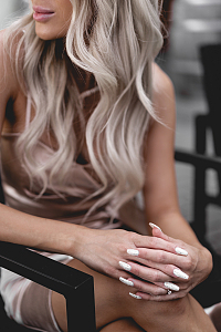 年轻微笑女人美丽金发