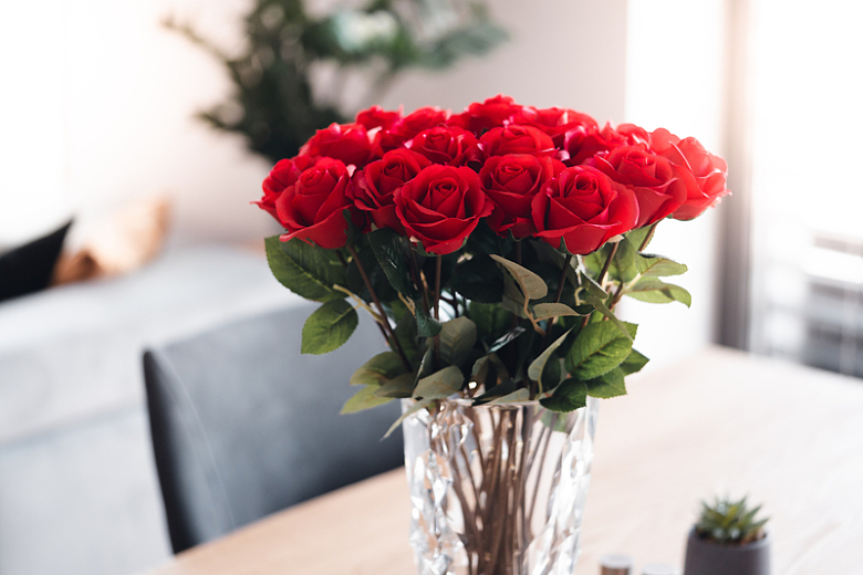 水晶花瓶红玫瑰花束