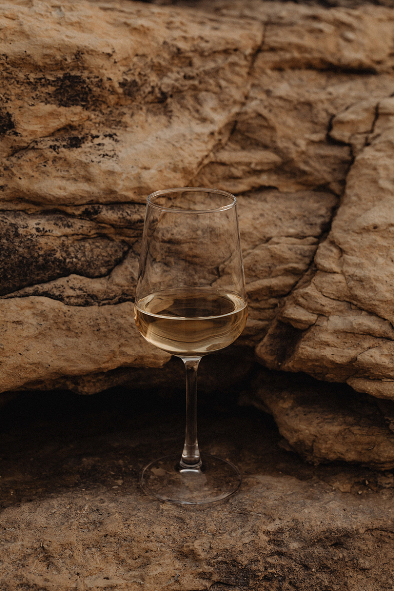 岩石海岸优雅葡萄酒